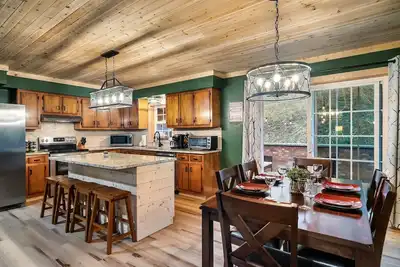 Image de The Peaceful cabin in the woods with a Hot tub, fire table and game room! !