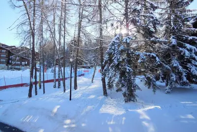 Image de 50m du centre station, 1er étage, balcon, télévision, casier à ski, 27m², Montchavin La Plagne