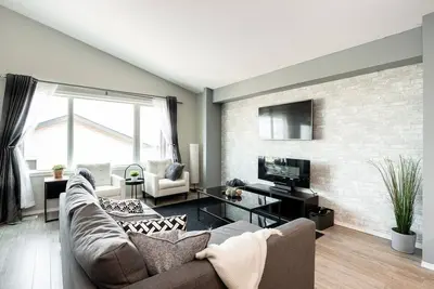 Image de South Wpg+ Beautiful 4 Bdr 3 Bath+Garage