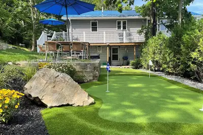 Image de Hot Tub, Putting Green, 5 min walk to the beach, shops & restaurants.