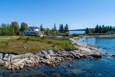 Image de Have an unforgettable getaway at a family sized beach house with private beach!