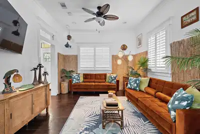 Image de Tiki Cottage: 2 homes, heated cowboy pool, tiki bar, games and karaoke! !