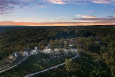 Image de Hill's HideAway with a hot tub & great views!