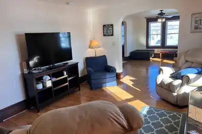 Image de 4 Bedroom Apartment above Wilzke's Pub - Neighborhood Bar.