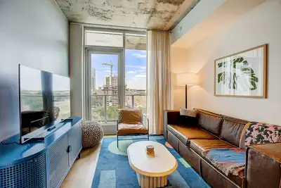 Image de Modern Rainey Street condo with rooftop pool & lounge - walk everywhere
