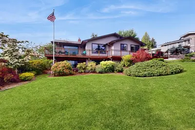 Image de Large, dog-friendly home w/WiFi, fenced yard, fireplaces & gorgeous water view