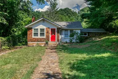 Image de Well-appointed, dog-friendly home with a gas grill and fire table