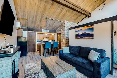 Image de Third-floor condo with electric fireplace, pools, & mountain views