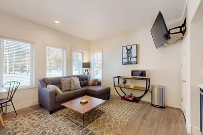 Image de Adorable Bend townhome with ideal location, kitchenette & central Ac