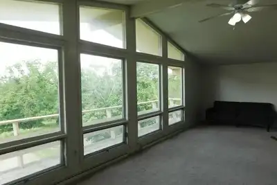 Image de Centrally Located Ithaca 3-bed w/ Lake Views! !
