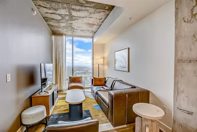 Image de Dog-friendly getaway on Rainey Street with rooftop pool and gym