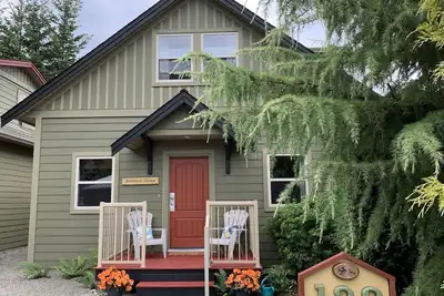 Image de Pool & Hot-tub right across the lane!