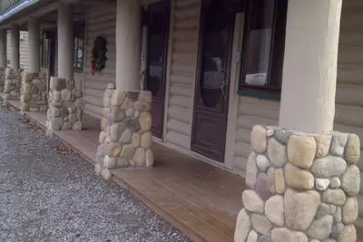 Image de Across from Otsego Lake /Beach access across the street! 2 Queen Beds