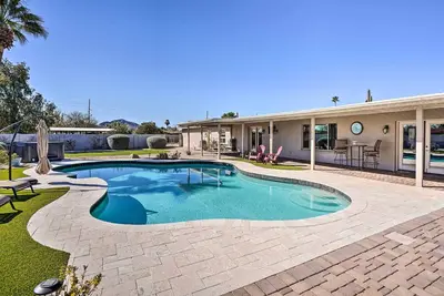Pool & Outdoor Lounge: Scottsdale Family Home