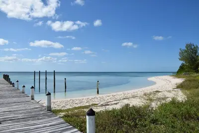Image de Adorable Pink cottage-Ocean Front on Coco Bay with a dock. July Availability!