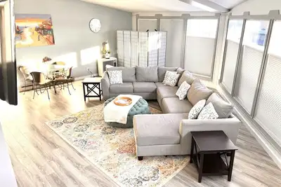 Image de Walkable, modern, spacious village home, dockage, hot tub, fenced in yard.