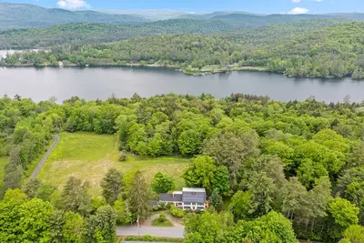 Image de Large Stunning Family Home on Lake Fairlee with Spectacular Views
