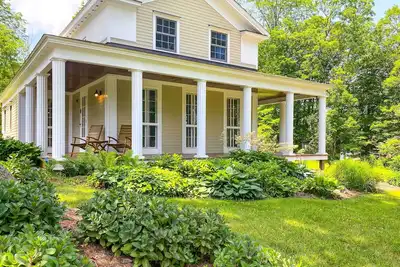 Image de Charming Sharon Dwelling w/ Deck & Fire Pit!