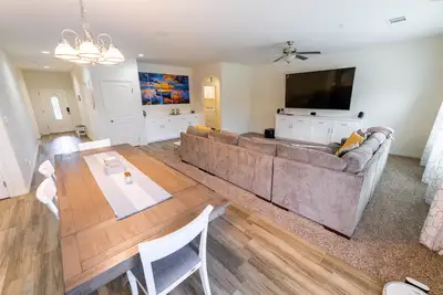 Image de Lux Cozy Model Home. King Beds, 86\" Tv, Sleeps 8