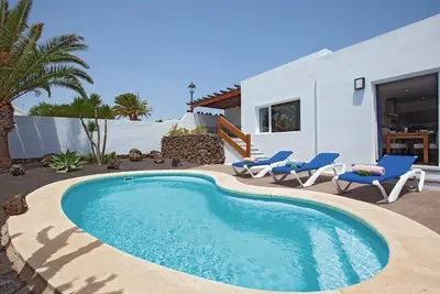 Image de \"Villa Esencia\", avec piscine, jardin, climatisation et Wi-Fi.