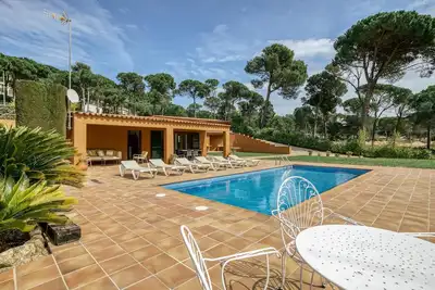 Image de Chalet avec piscine, vue sur les montagnes, jardin et Wi-Fi.