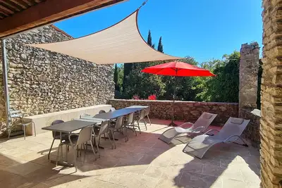 Image de Grande maison en pierre piscine privée avec cour de tennis
