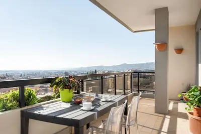 Image de Bright 80 sqm apartment that can accommodate up to 6 people, located near the Ponte San Giovanni station. It consists of a living room with kitchen and dining area, a bathroom and two bedrooms. The flat is located on the ninth floor and has a large terra