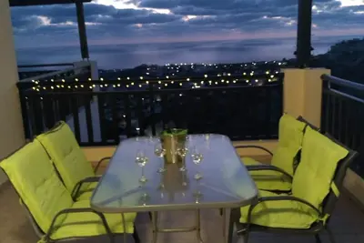 Image de 22c Christina Hilltop Apartment panoramic views.