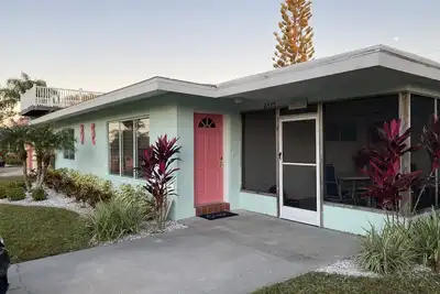 Image de Completely Renovated Salty Seaside 2 -1 close to beaches and Honeymoon Island!