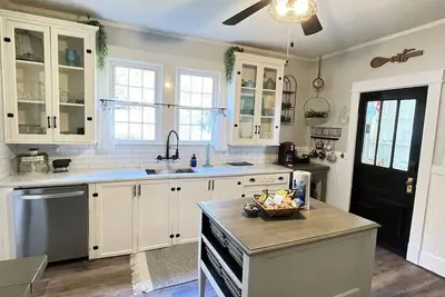 Image de Green Acres - Putting Green, King Bed, Close to Downtown