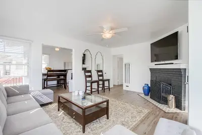 Beachcomber 2: perfect beach getaway - walking distance to Tourmaline Beach