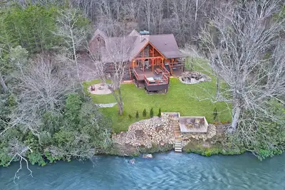 Image de Luxury Riverfront Cabin - Pet Friendly