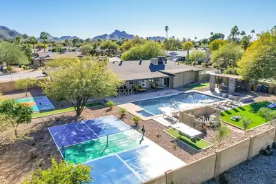 Image de ScottsdaleStays 9br Shangri La Estate-Huge Pool, Cabana, Spa and Pickleball.