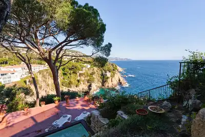 Image de Maison sur une falaise avec de belles vues sur la mer et piscine avec jacuzzi