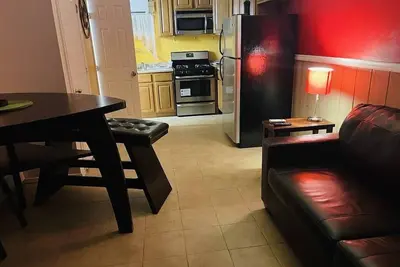 Image de Large Luxury 1-Bedroom Apartment-One Block to Train