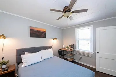 Image de Relaxed 1 Br Near Lake with Fast WiFi, Fire Pit +