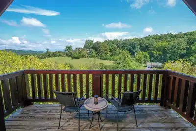 Image de Heavenly Haze Hideaway - Relax in the Outdoor Hot Tub