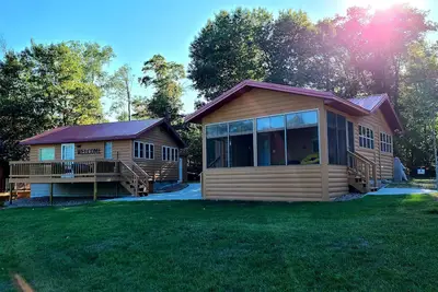 Image de Two cabins right on the lake for the perfect family getaway.