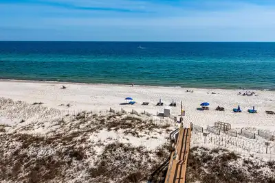 Image de Spectacular Views Beachfront East Corner Balcony. 601 Ocean Breeze West