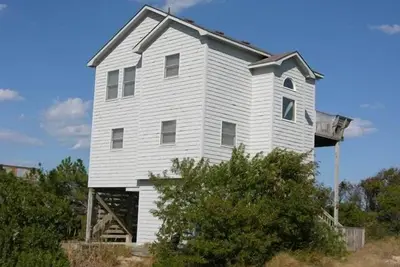 Image de 1878 - Dolphin's Den, 3-bedroom house in the heart of Corolla, Nc, perfect for family getaways.