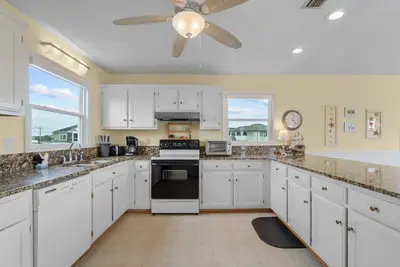 Image de Quiet home with location, location, location as close to the water as Semi-Oceanfronts.