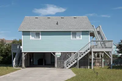 Spacious beach box in Poteskeet with private pool and amenities