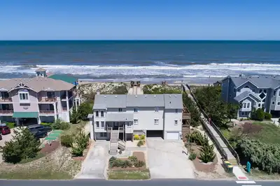 Image de 1366 - Whale Spray, Corolla, Nc 5 bed 4 bath, oceanfront, private pool, up to 16 guests.