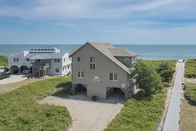 Oceanfront cottage situated near the heart of Duck on a quiet cul-de-sac