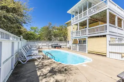 Image de 1763 - Shrimp Bizkit, Spacious Oceanside Corolla Rental | Private Pool, Sleeps 16!