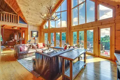Image de Luxury Log Cabin w/ Ev Charger & Mtn Views!