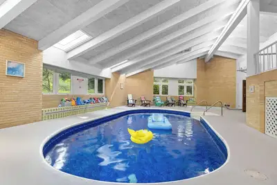 Image de Rockford Retro Revival • Indoor Pool + Arcade Fun!