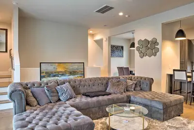 Image de Airy Houston Townhome w/ Rooftop & Balcony!