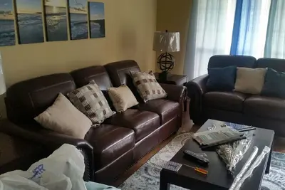 Image de Spacious newly renovated, w/air 3 bedroom home on corner lot- park 2 cars