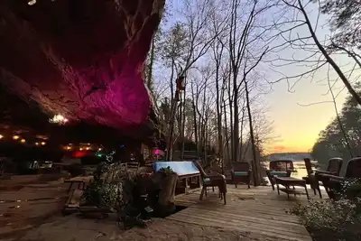 Image de Lakefront Cave with Waterfalls, Firepits, and Outside Showers